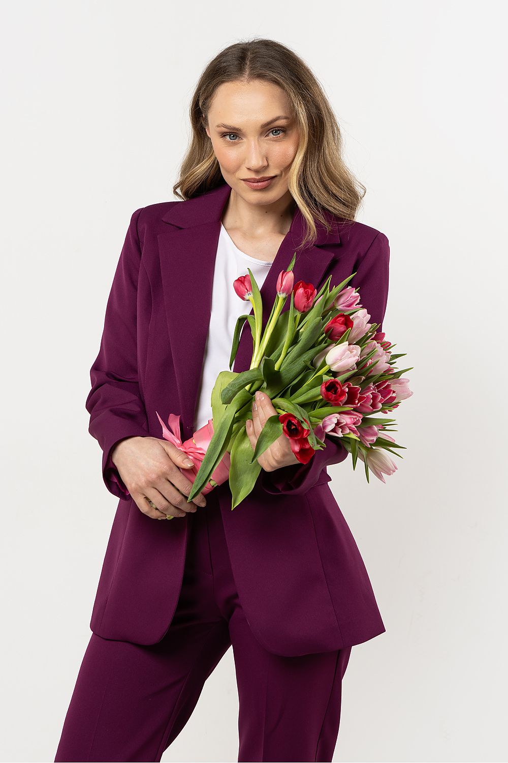Luxurious elegant fitted blazer for women by awama, featuring a classic single-button closure and a sophisticated tailored silhouette.