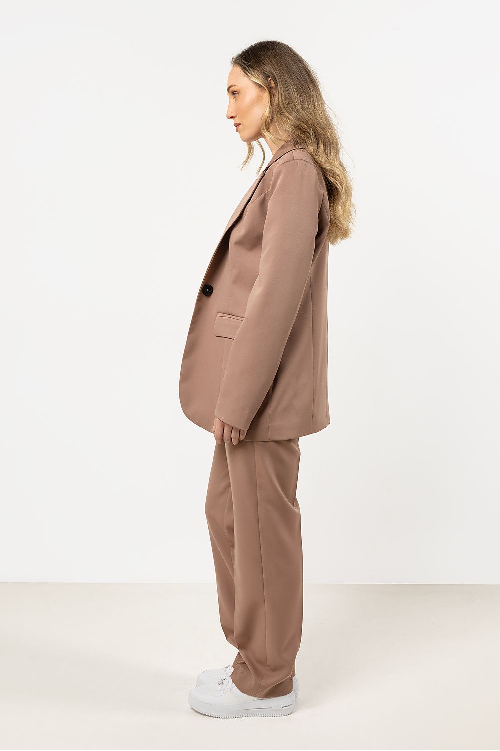 Elegant fitted blazer for women by Awama, featuring a classic single-button closure and sophisticated design, perfect for formal and everyday occasions.