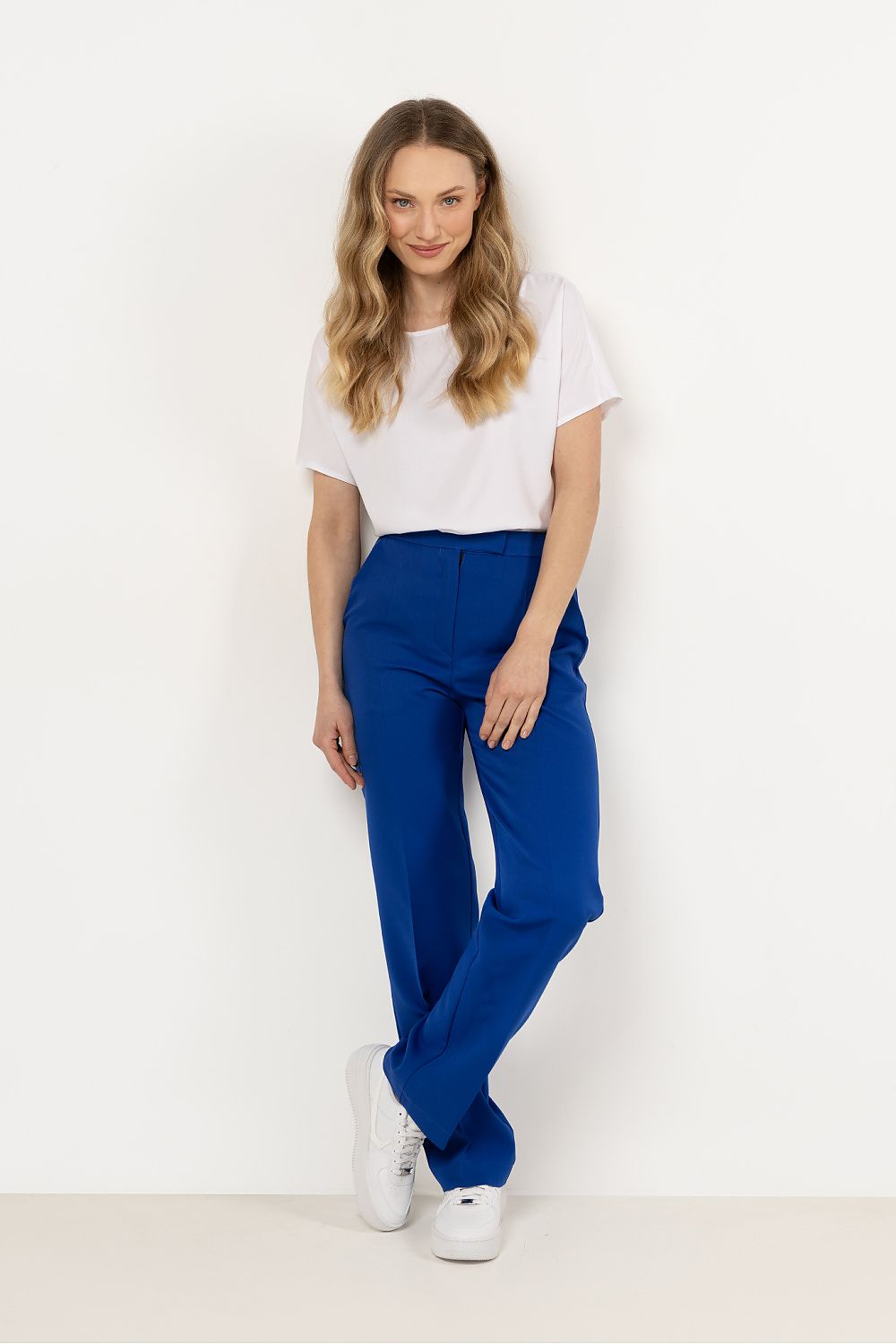 Versatile women's trousers by Awama in sleek, elegant fabric, featuring thoughtful design details for a fashionable and professional wardrobe.