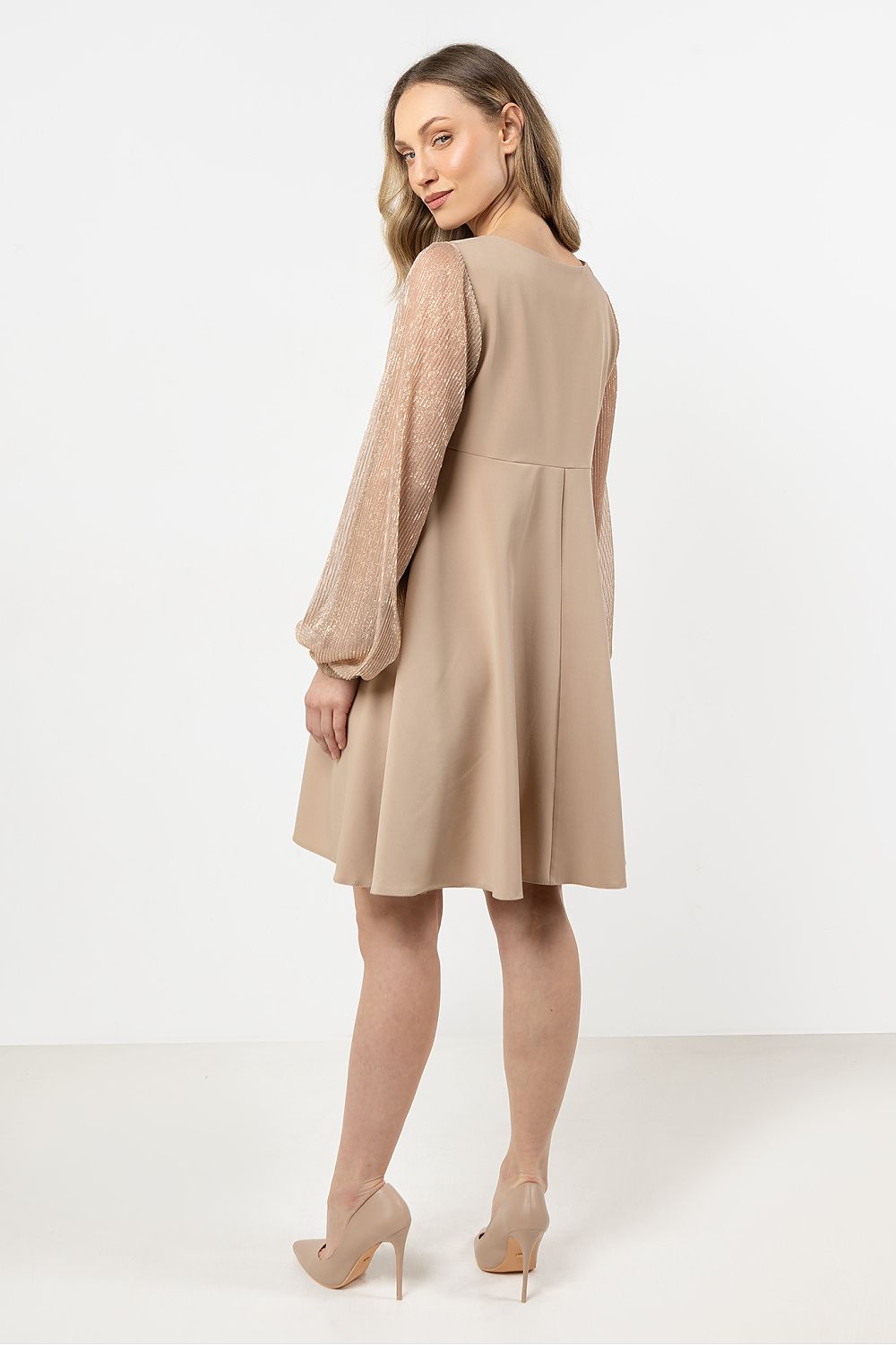 Close-up of Awama's luxury evening dress showcasing the glossy sheer tulle sleeves, emphasizing the sophisticated style and perfect fit for formal occasions.