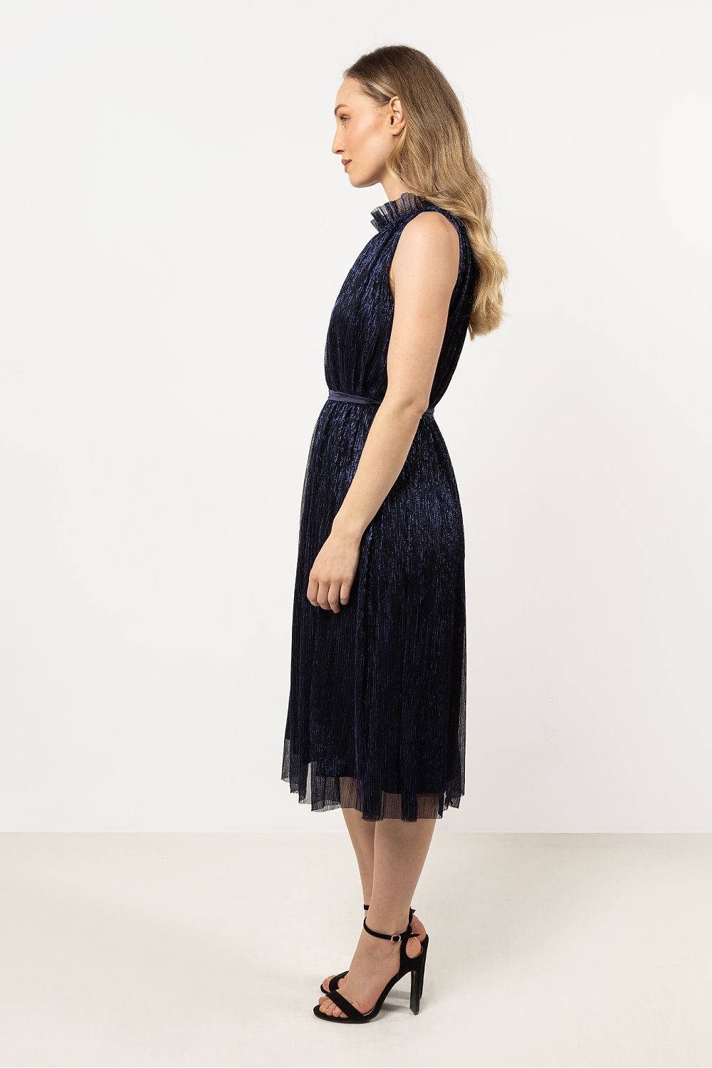 Luxury evening dress in sizes S/M and L/XL from Awama, featuring sophisticated satin lining and a stylish halter neckline.