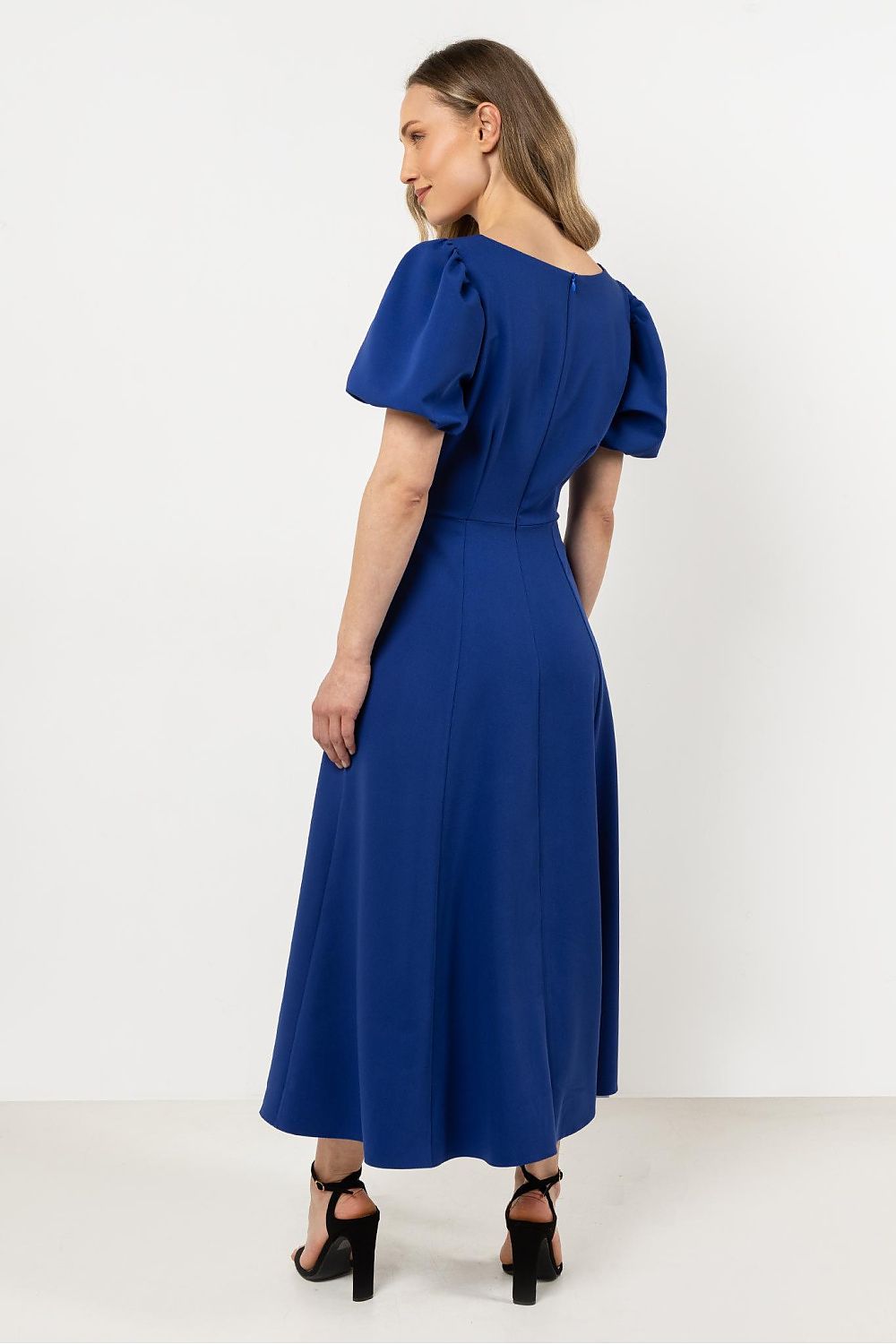 Detail of the Awama Daydress's hidden zipper, showcasing meticulous craftsmanship and superior fit in a luxurious design.