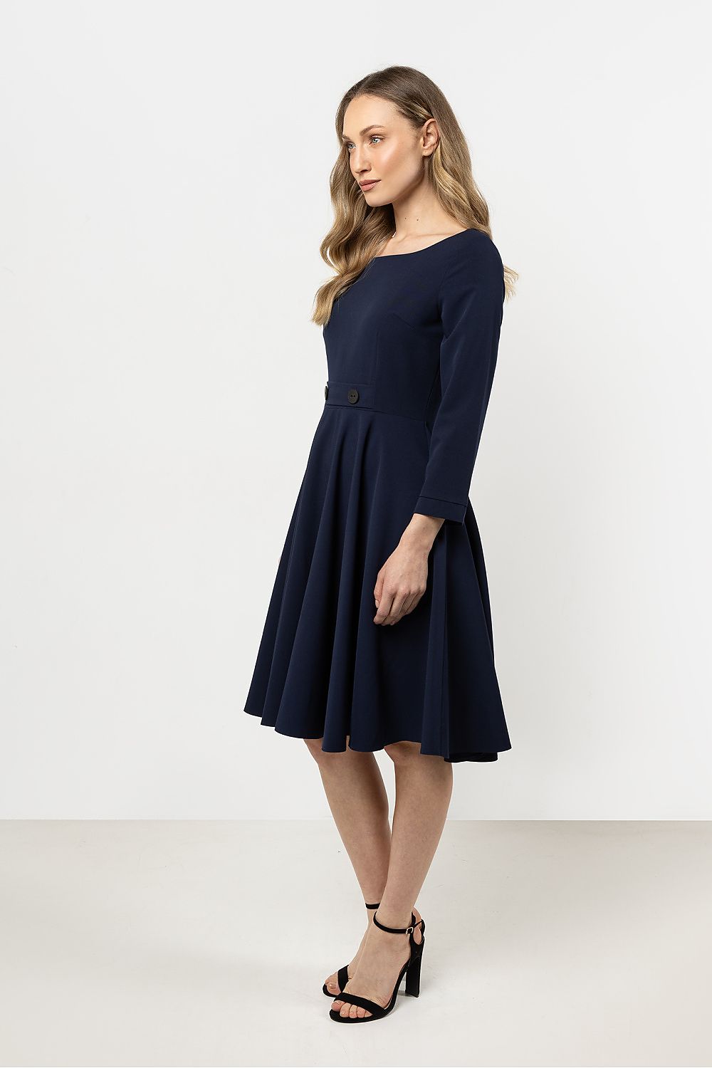 Close-up of the decorative button details on the Awama Elegant Flared Daydress, highlighting the modern elegance of this exquisite garment.