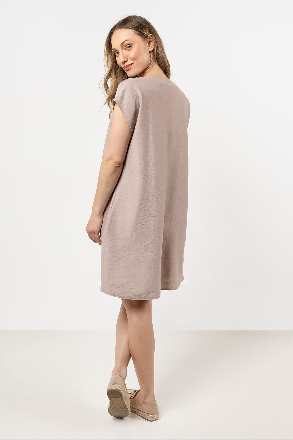 Elegant loose-fit daydress by Awama in breathable rayon, featuring an adjustable neckline and functional side pockets, perfect for sophisticated summer style.