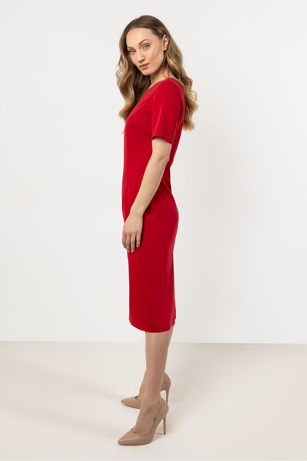 Elegant fitted daydress by Awama featuring short sleeves and boat neckline, perfect for sophisticated occasions.