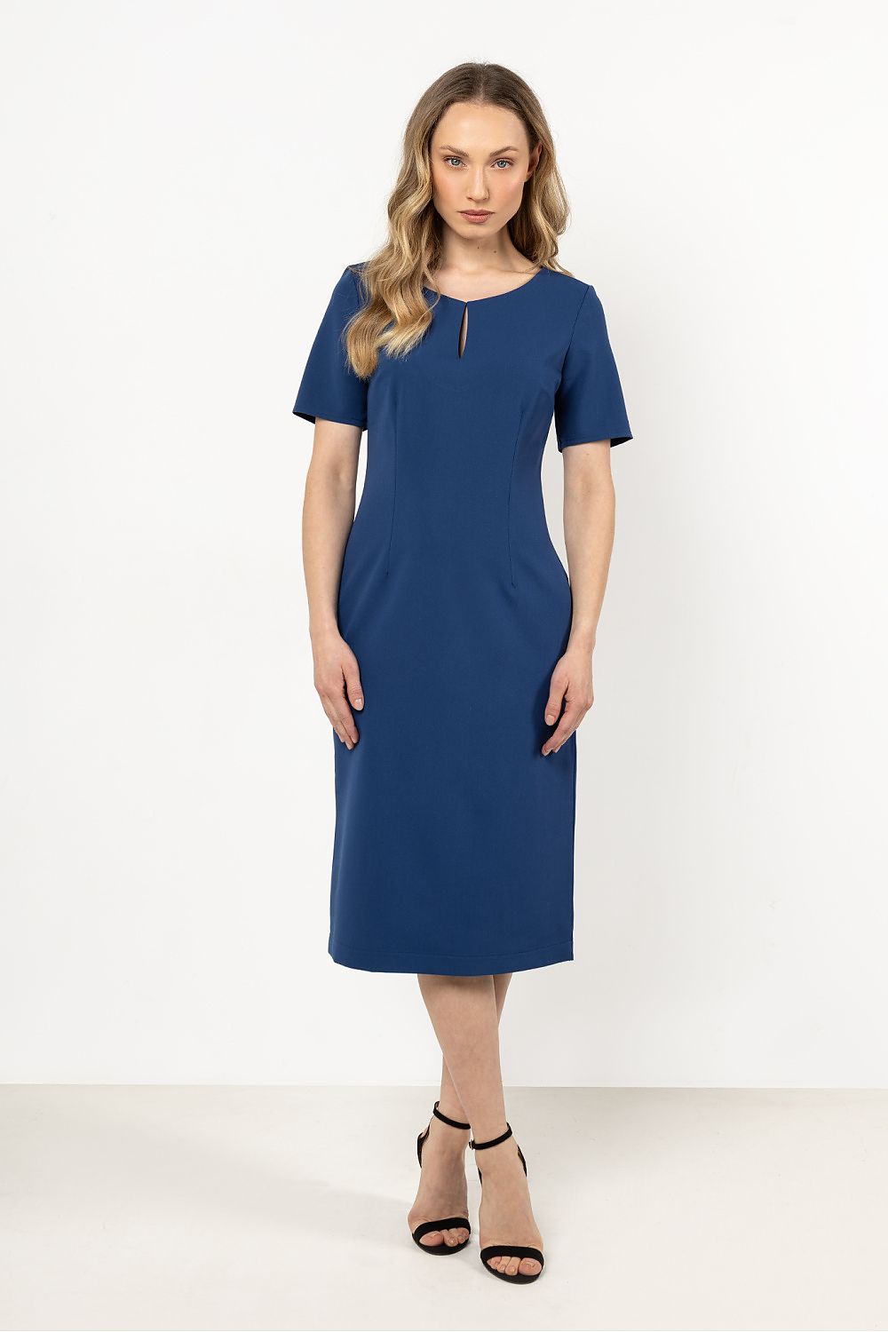 Awama's luxurious fitted daydress featuring a concealed zipper, perfect for both casual and formal occasions, highlighting timeless elegance.