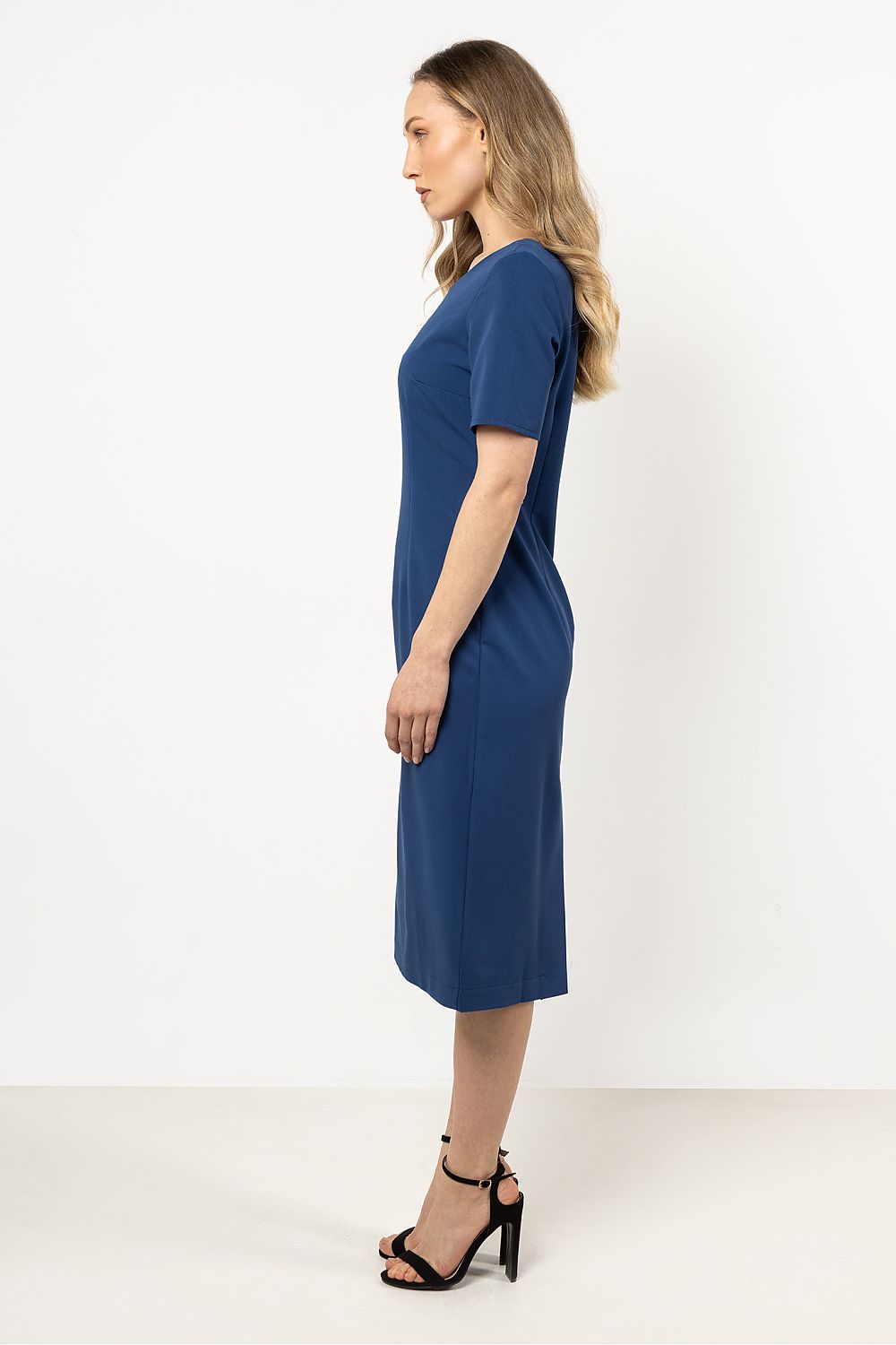 Versatile fitted daydress by Awama, elegantly tailored to accentuate the figure, suitable for any elegant outing or everyday wear.