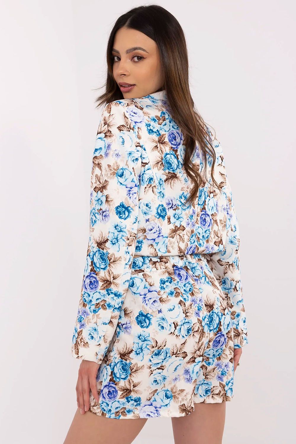 Detail of the detachable brooch on the Italy Moda floral blazer and skirt-shorts set, highlighting sophistication and stylish versatility.