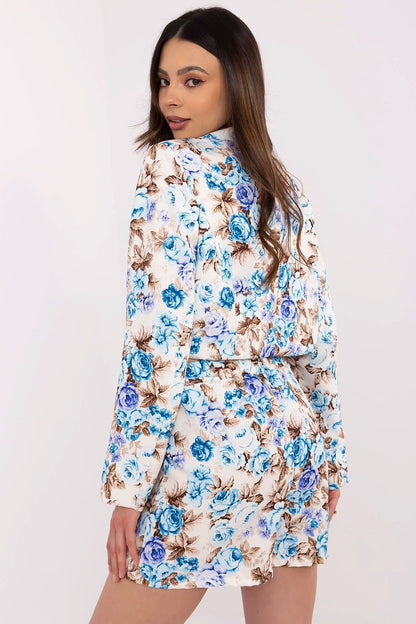 Detail of the detachable brooch on the Italy Moda floral blazer and skirt-shorts set, highlighting sophistication and stylish versatility.