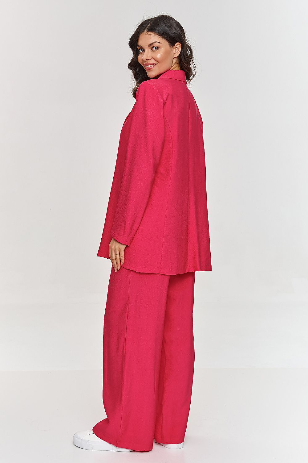 Makadamia luxury women's outfit: loose-cut jacket and stylish pants, perfect for both professional and casual occasions.