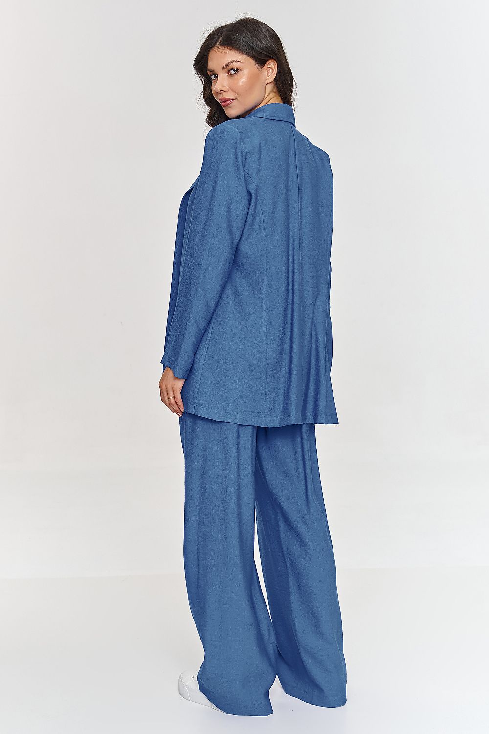 Elegant women's set by Makadamia featuring a loose-cut jacket with a tied belt and wide-legged pants, designed for comfort and modern sophistication in sizes EU 36-42.