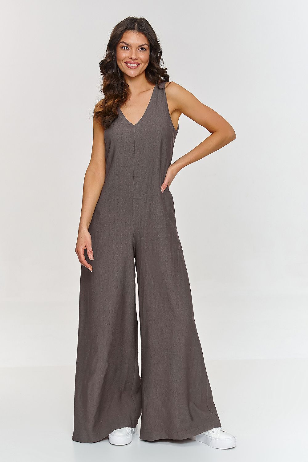 Elegant wide-leg jumpsuit with V-neckline by Makadamia, showcasing a sophisticated design perfect for any occasion.