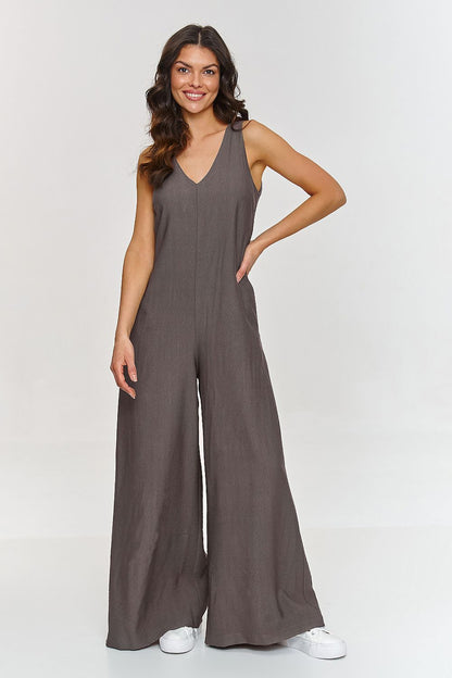 Elegant wide-leg jumpsuit with V-neckline by Makadamia, showcasing a sophisticated design perfect for any occasion.