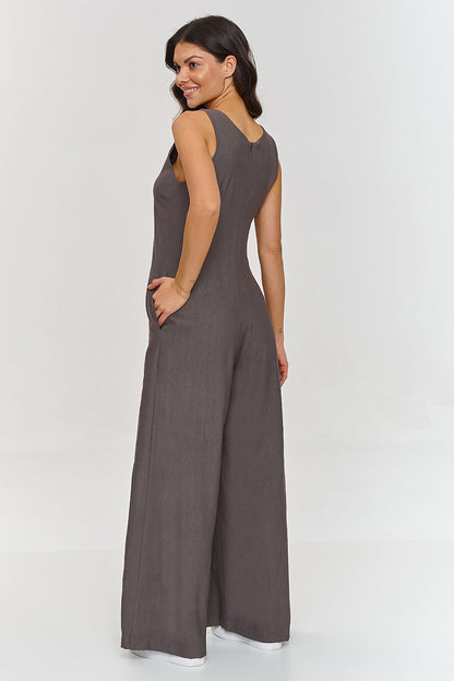 Stylish and comfortable wide-leg jumpsuit from Makadamia, featuring a discreet V-neckline and practical side pockets for effortless elegance.