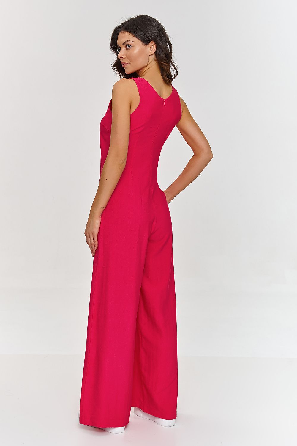 Chic and airy jumpsuit by Makadamia, elegantly combining comfort with style, suitable for warm days and stylish evenings.