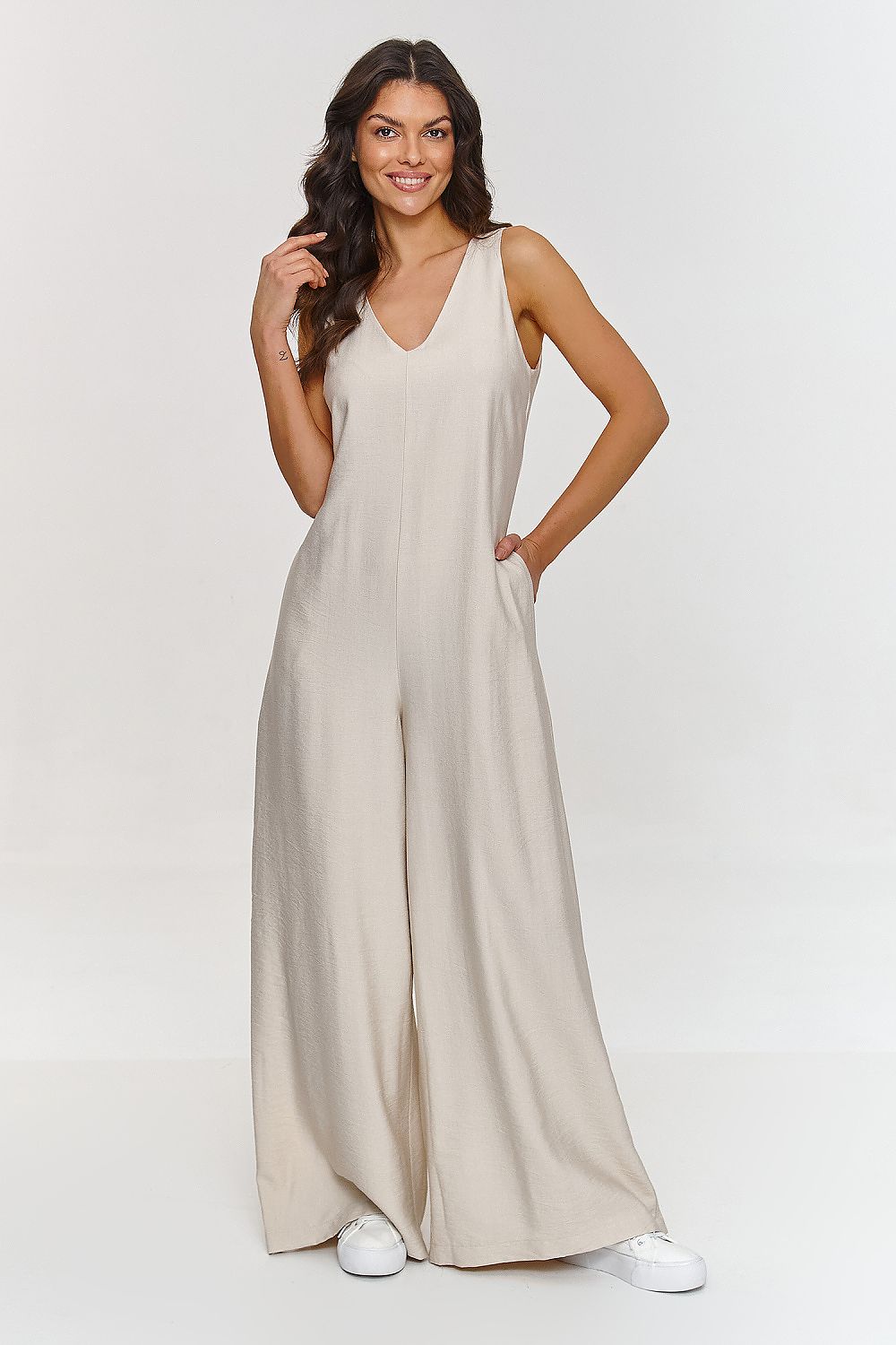 Versatile wide-leg jumpsuit designed by Makadamia, perfect for elevating your wardrobe with its elegant silhouette and feminine touches.