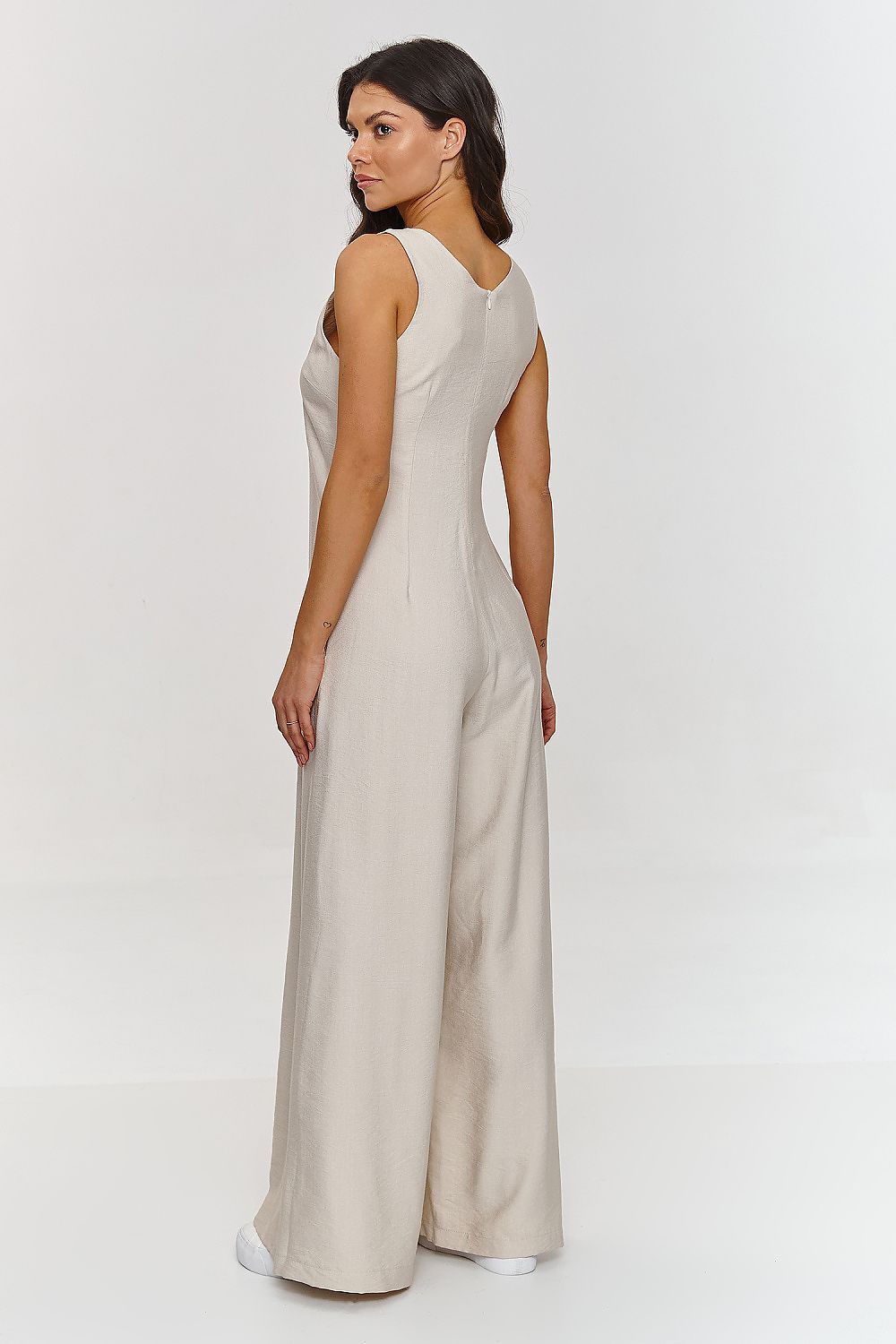 Elegant wide leg jumpsuit with a V-neckline by Makadamia, designed for stylish women seeking a chic and sophisticated outfit.