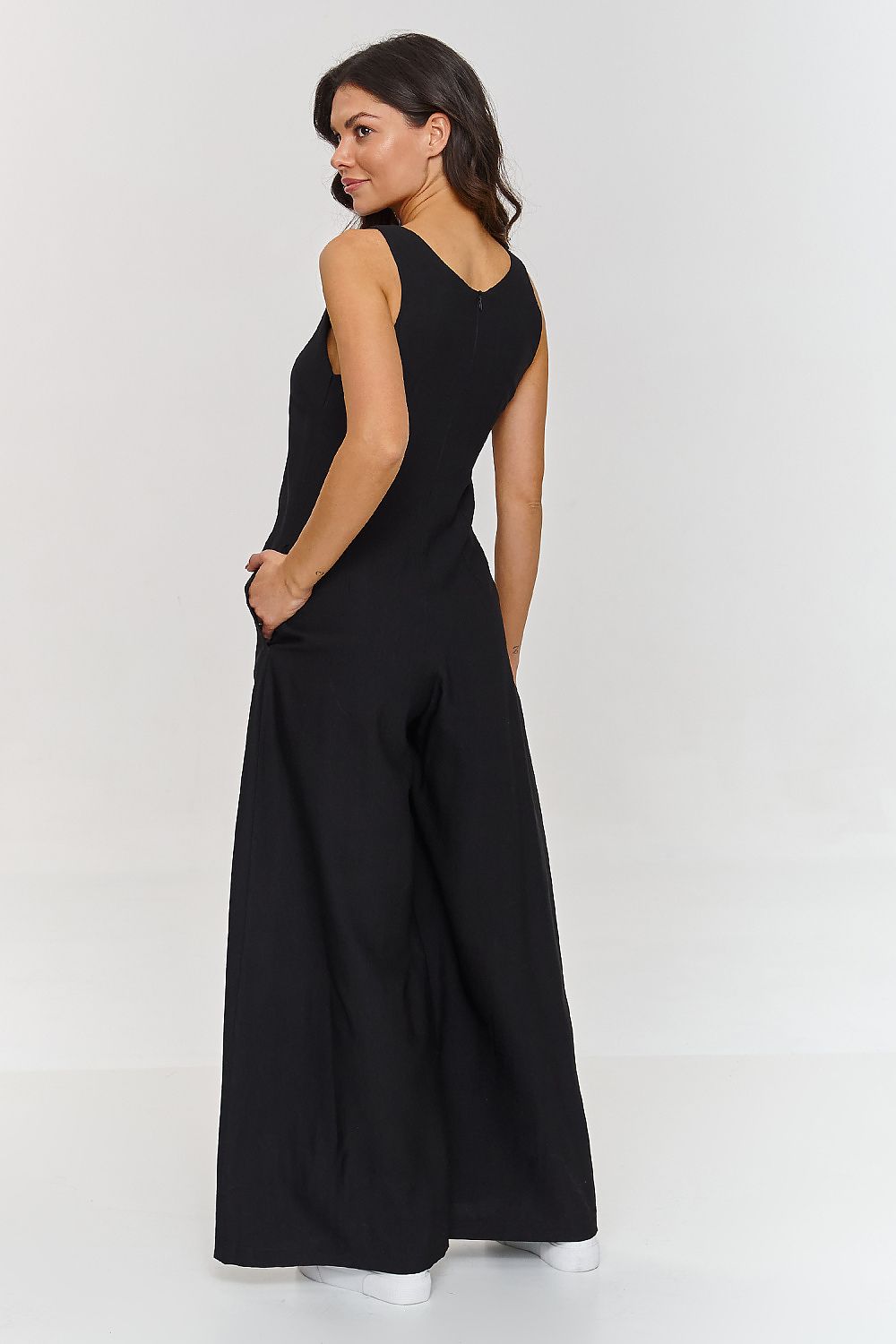 Classy wide-leg jumpsuit with a delicate V-neckline by Makadamia, exemplifying comfort and elegance in women's fashion.