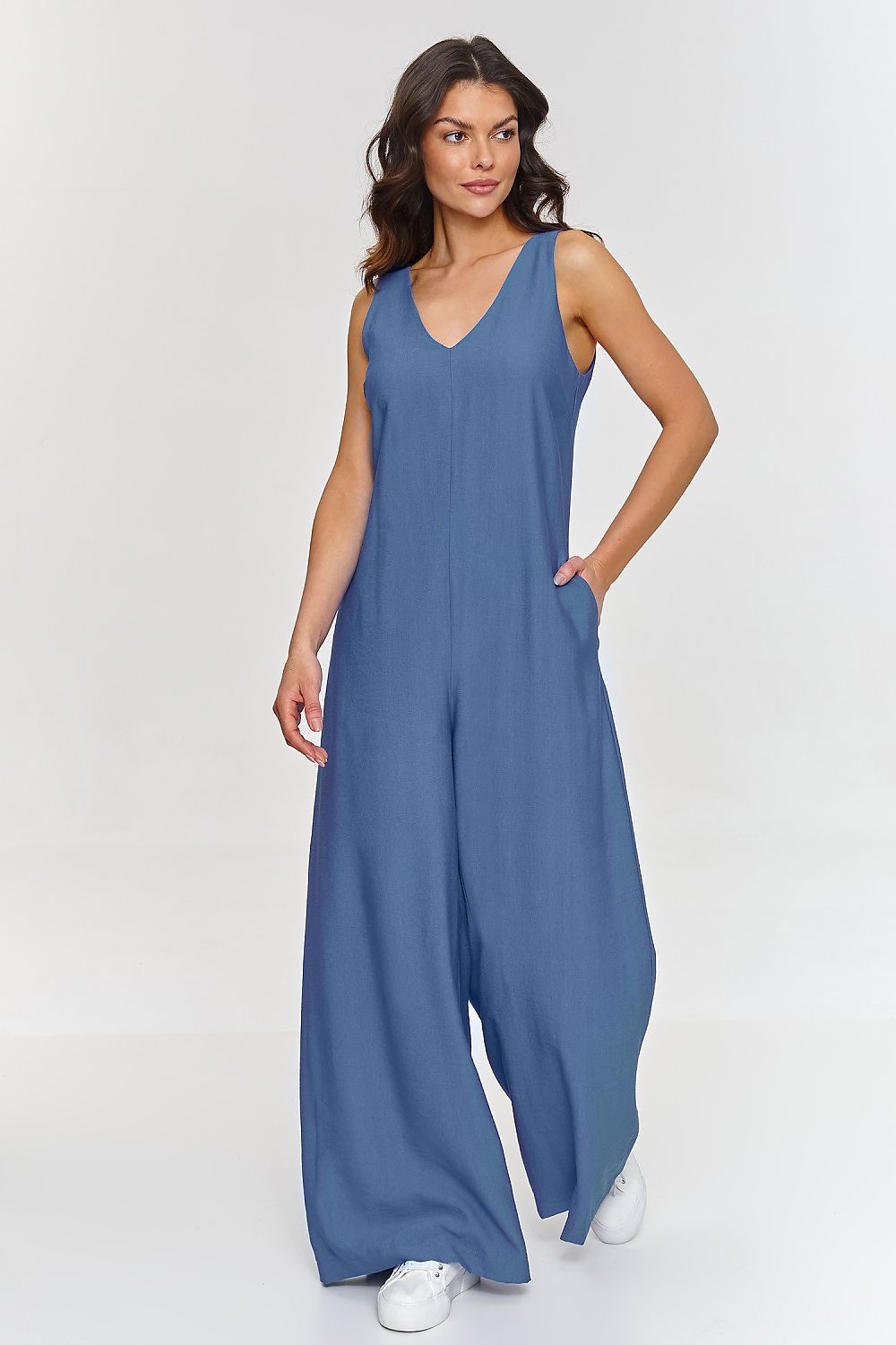 Chic women's jumpsuit with a V-neckline and wide legs by Makadamia, ideal for warm days and elegant events.