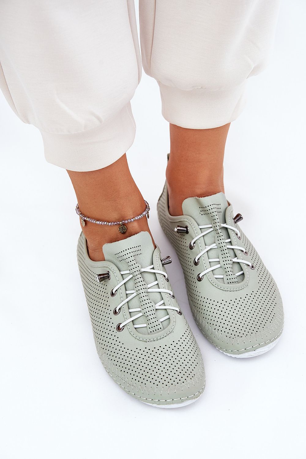 Step in Style elegant leather loafers for women in EU sizes 36-41, combining luxury comfort with fashionable slip-on style and elastic lace imitation.