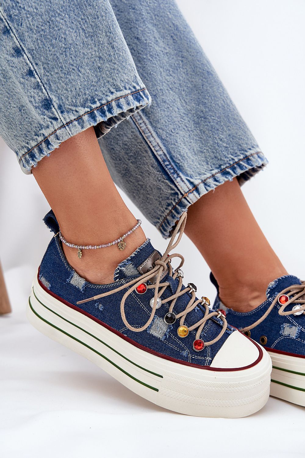 Elegant design of Step in Style's GOE sneakers for women, emphasising the shock-absorbing sole and trendy details, perfect for spring-summer casual outfits.