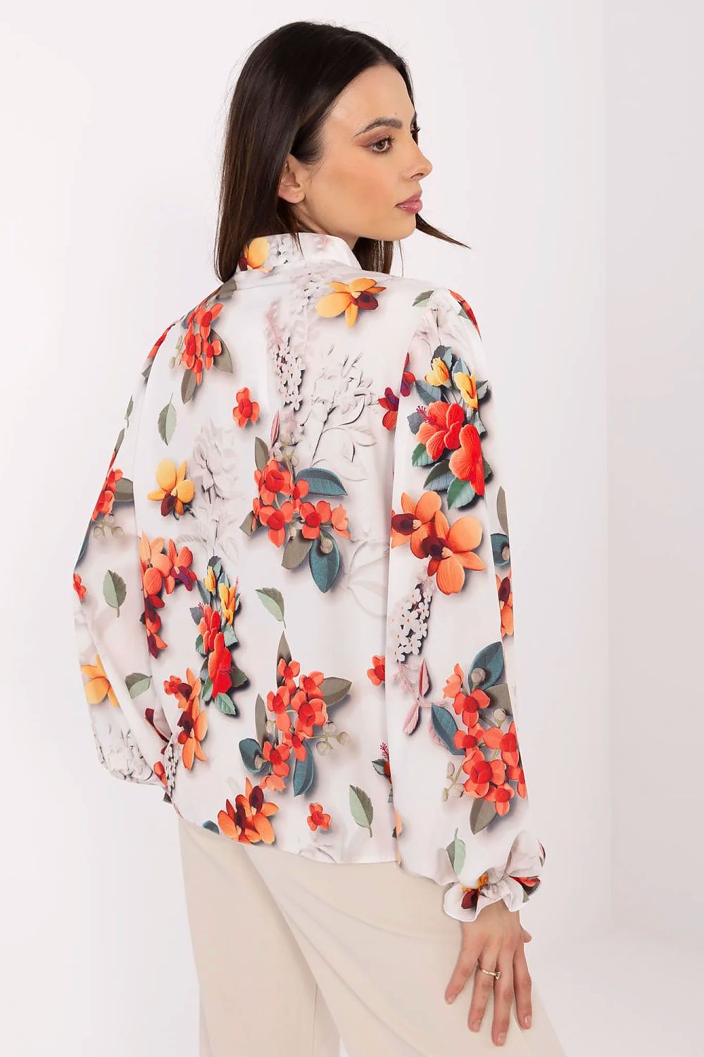 Lakerta's chic long sleeve shirt in S/M and L/XL sizes, with graceful floral embroidery, ideal for sophisticated occasions.
