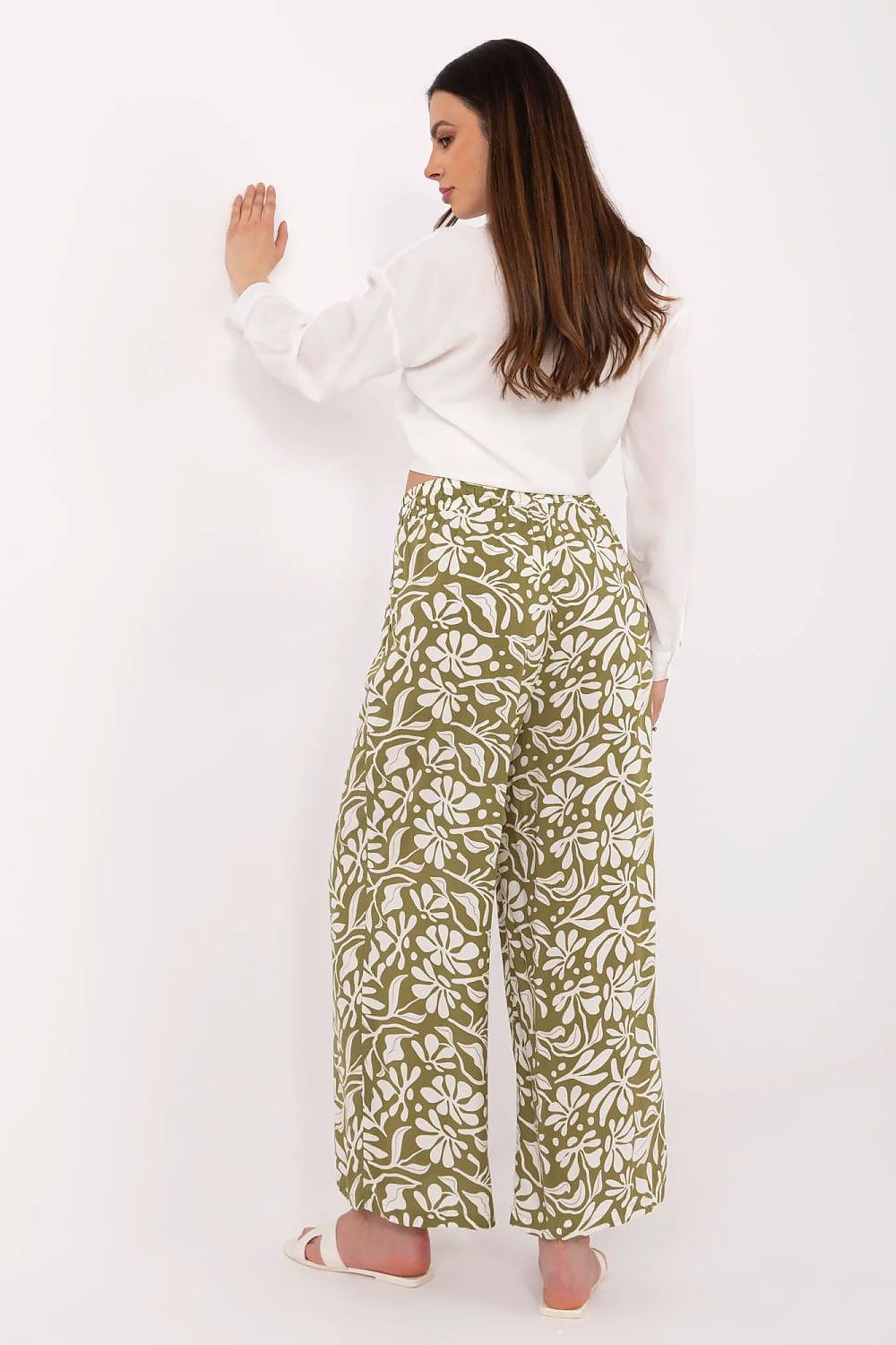 Sublevel women's trousers with decorative print, embodying sophistication and eco-friendly fashion for the contemporary woman.