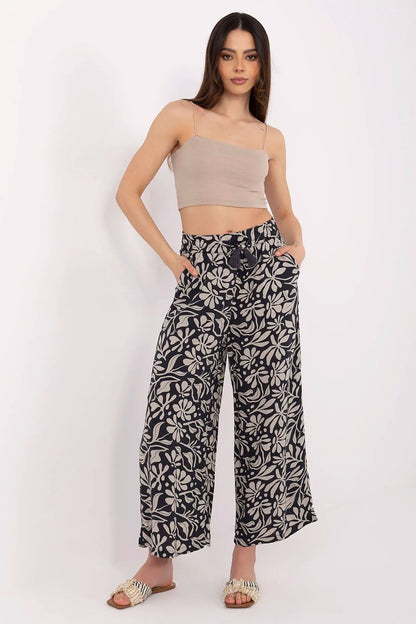 Sublevel women’s high-waist trousers in a luxurious style, showcasing casual comfort and eco-friendly viscose fabric.