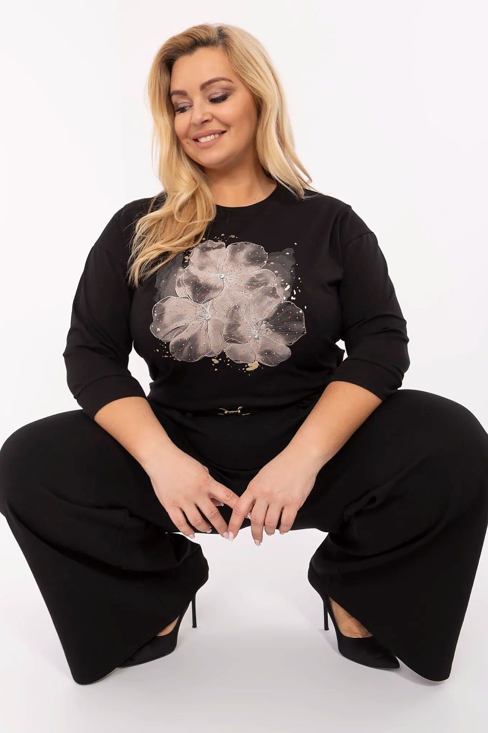 Elegant Relevance plus size blouse in EU sizes 0-3, highlighted by a beautiful print adorned with shimmering jets and zircons for a refined look.