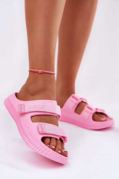 Step in Style luxury women's flip-flops with adjustable straps, ideal for beach or casual outings, combining comfort and fashion.