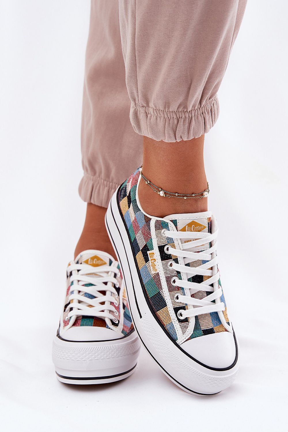 Side view of Lee Cooper women's stylish sneakers on a model, highlighting the 4.5cm platform and sophisticated design, ideal for modern fashion.
