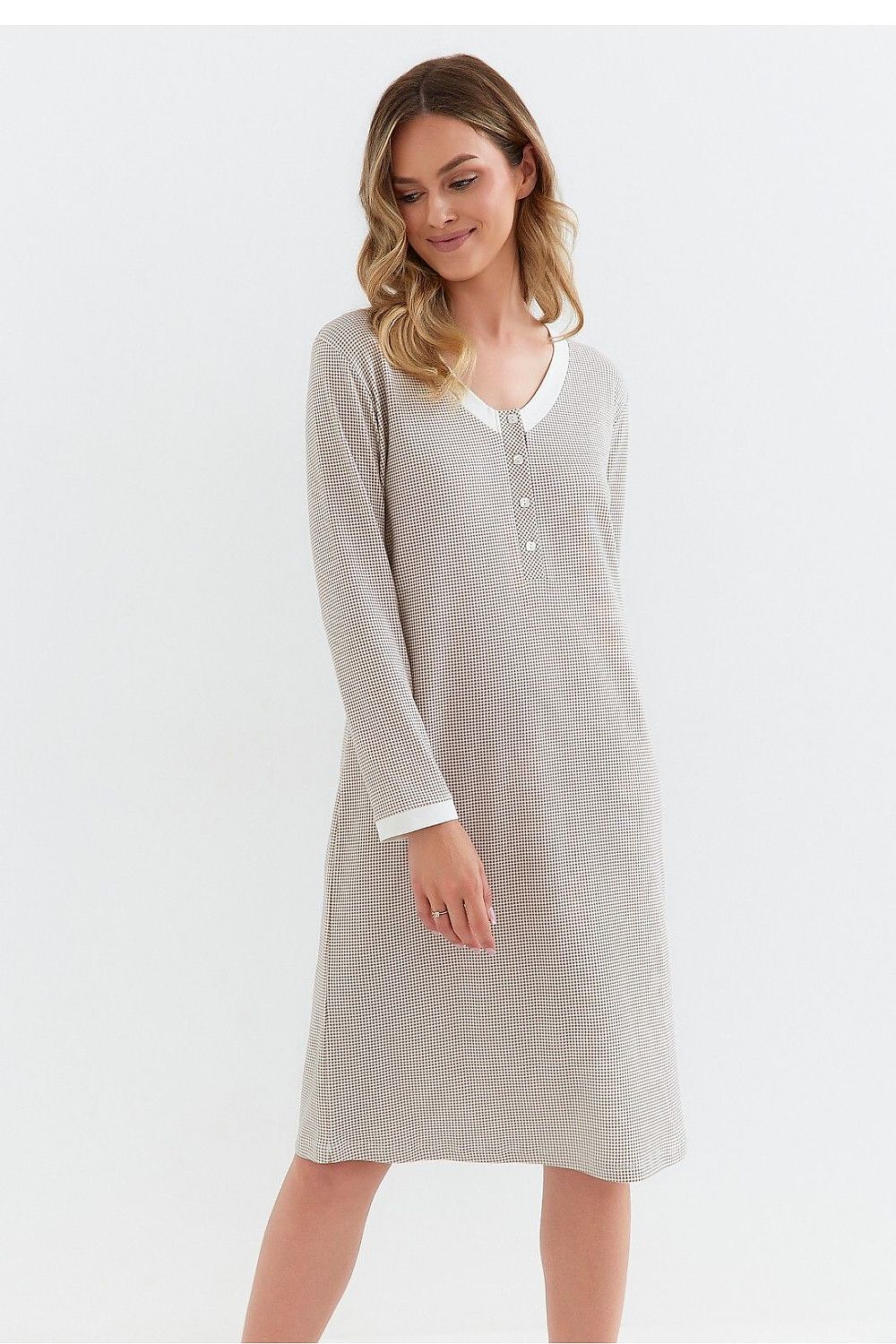 Elegant luxury women's cotton nightshirt from Cana, featuring long sleeves and a knee-length design, perfect for comfort and breastfeeding.