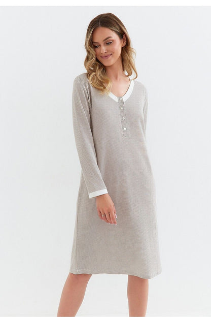 Elegant luxury women's cotton nightshirt from Cana, featuring long sleeves and a knee-length design, perfect for comfort and breastfeeding.