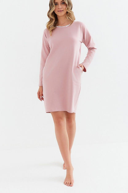 Elegant women's nightshirt from Cana in soft fabric, knee-length silhouette with practical side pockets and delicate lace detailing.