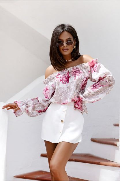 LaBalancia feminine blouse featuring a Spanish neckline and romantic puffy sleeves, perfect for summer evenings.