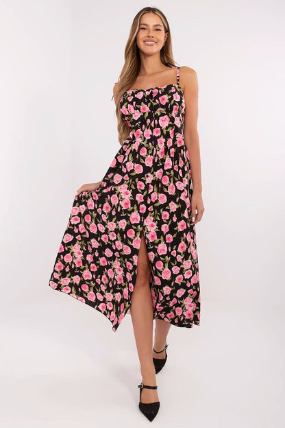 Detailed view of the breathable fabric blend in Italy Moda's elegant midi dress, designed for a perfect fit and enhanced movement.