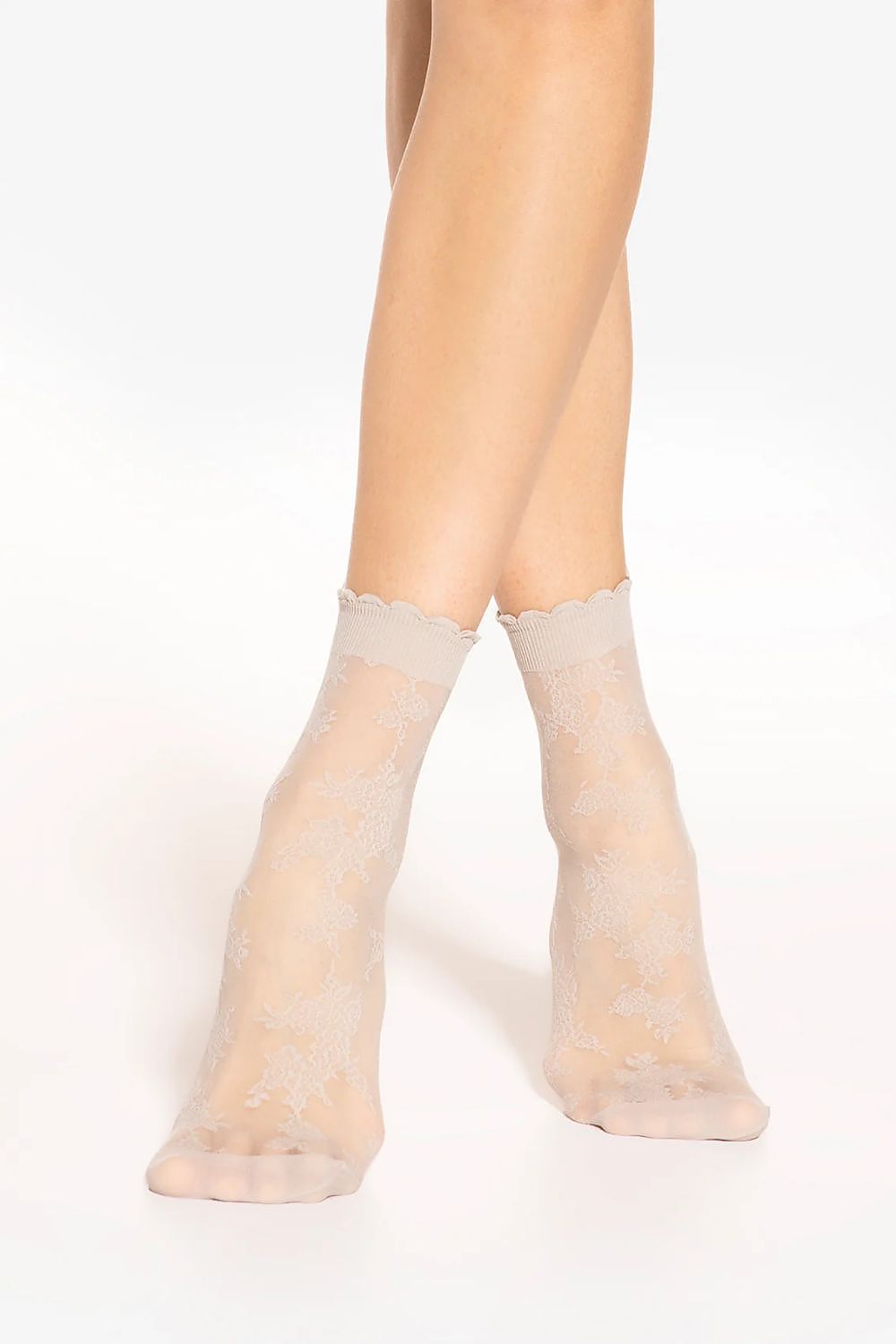 Elegant Gatta high socks in 15 DEN with a charming floral pattern, perfect for women seeking a sophisticated touch for warm weather.