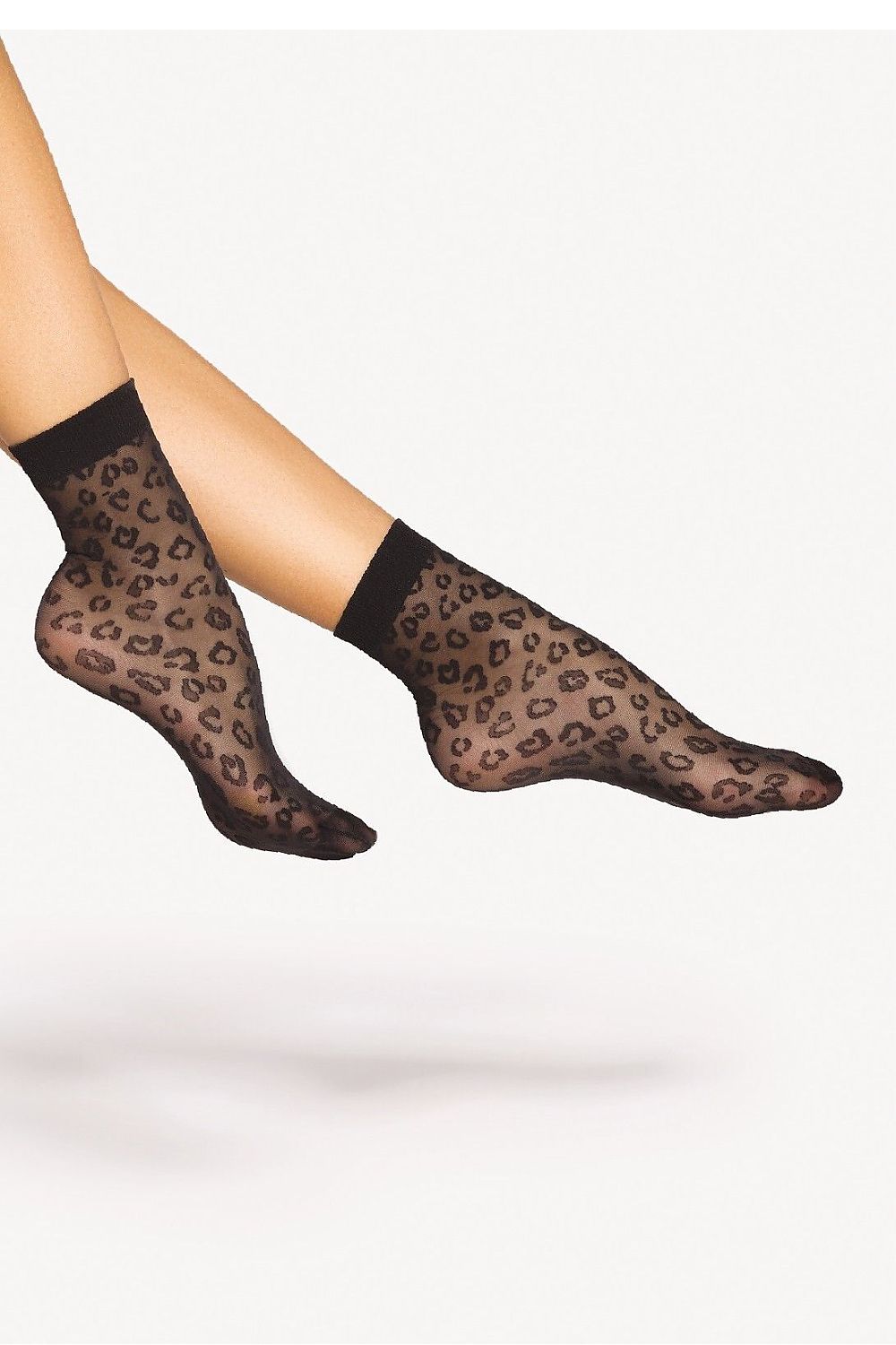 Elegant Gatta 15 DEN high socks with a sophisticated leopard pattern for women, showcasing luxury style and comfort.