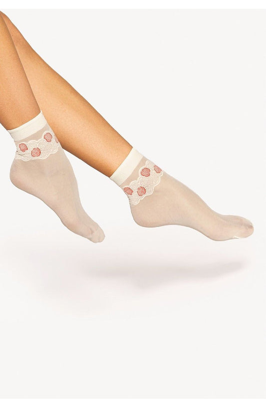 Gatta elegant 15 DEN women's high socks featuring a delicate pattern and non-binding cuff for ultimate comfort and luxury style.
