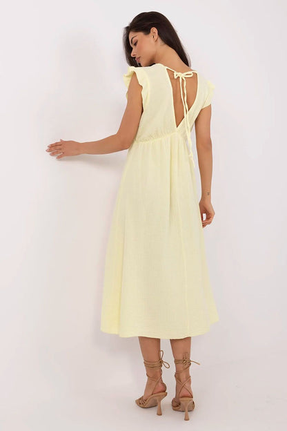 Sophisticated sweetheart neckline and ruffle sleeves on Italy Moda's cotton midi daydress, highlighting luxury and elegance for effortless summer style.