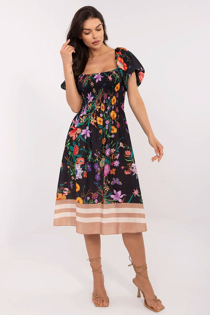 A view of the trendy square neckline and short puffy sleeves of the Italy Moda summer dress, ideal for sophisticated outings.