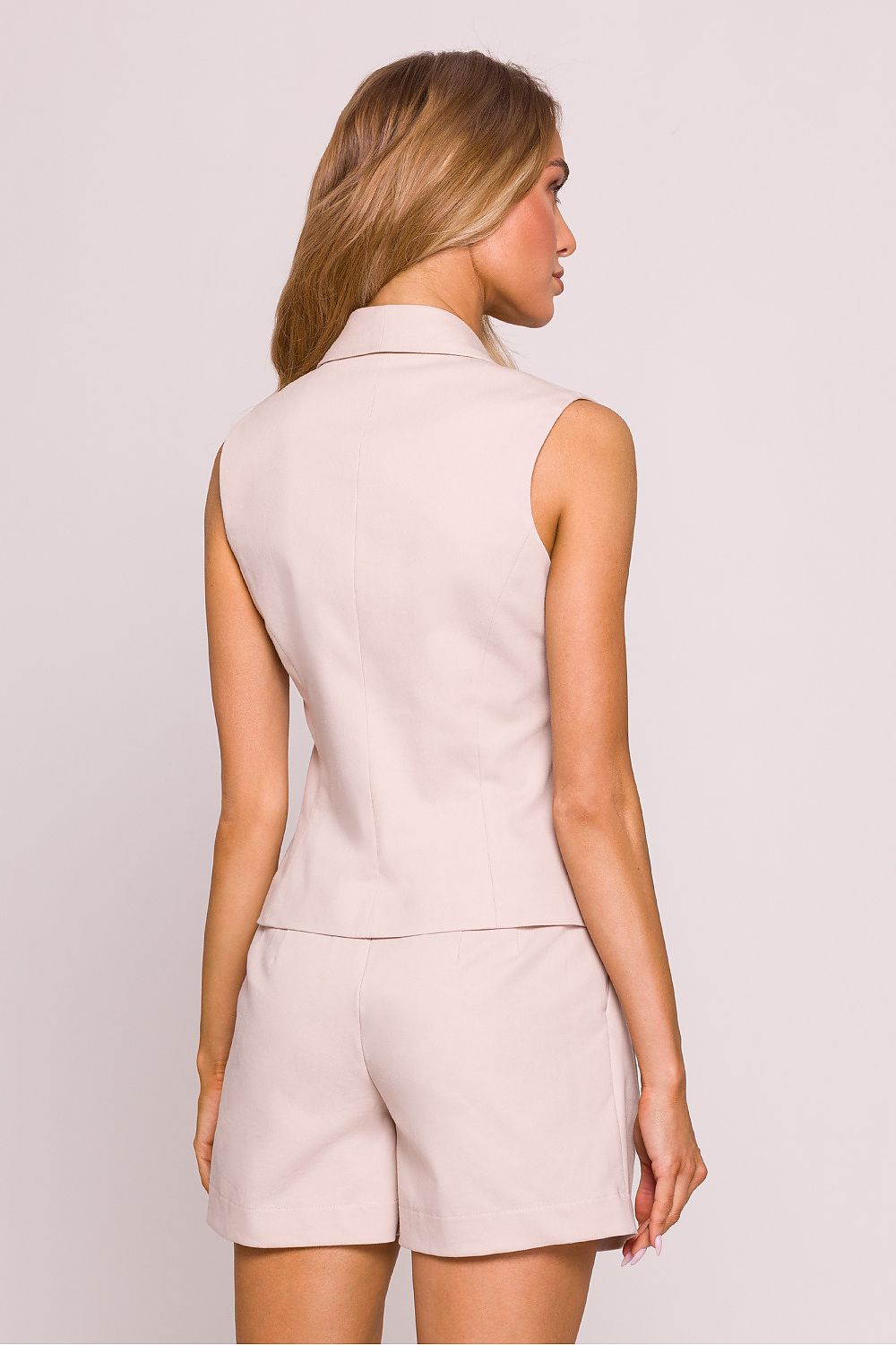 Moe luxurious cotton vest with imitation pockets, showcasing attention to detail and craftsmanship, a must-have addition for fashion connoisseurs.