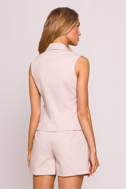 Moe luxurious cotton vest with imitation pockets, showcasing attention to detail and craftsmanship, a must-have addition for fashion connoisseurs.