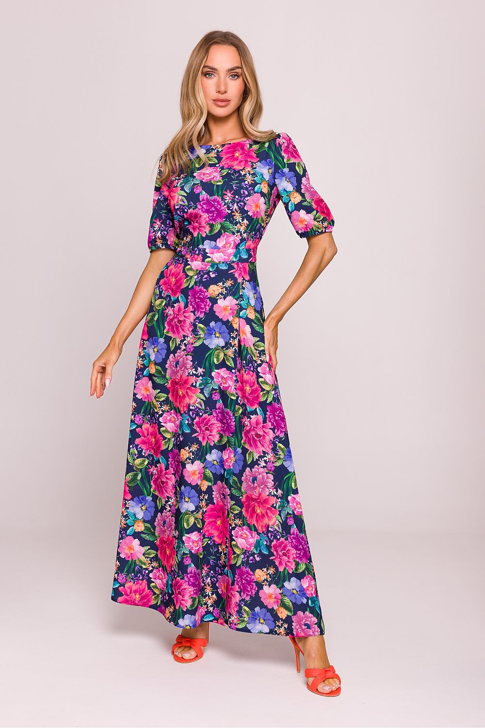 Chic floral print dress by Moe, highlighting a fitted bodice and flared skirt, perfect for enhancing the wearer’s elegance.