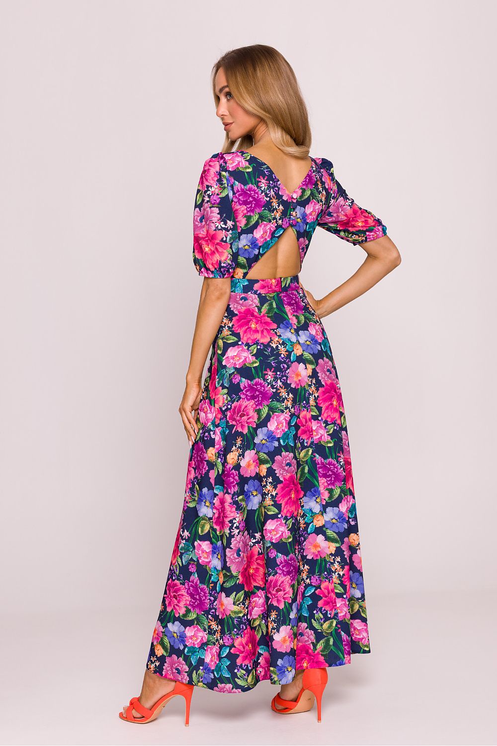Stunning Moe daydress with exquisite floral pattern and sensual cutout back, tailored to offer comfort and style.