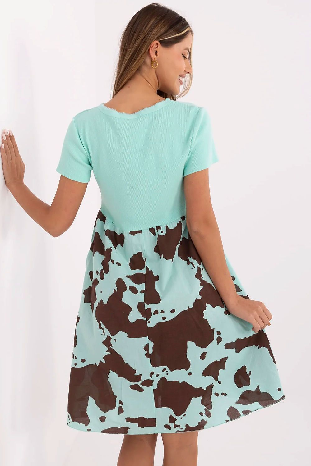 Close-up of the ribbed bodice of Italy Moda's flared dress, highlighting its feminine sweetheart neckline and comfortable cotton blend material.