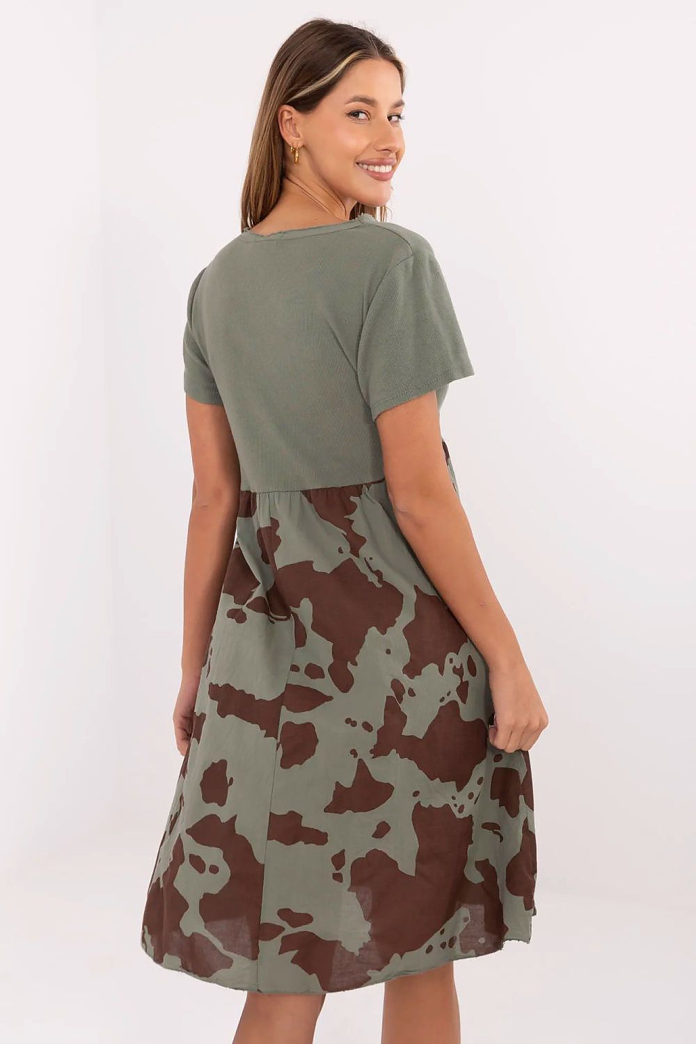 Detailed view of the hidden side seam pockets in Italy Moda's knee-length flared dress, combining practicality with elegant design.