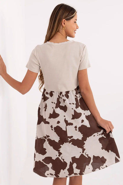 Functional pockets featured in the stylish knee-length flared dress by Italy Moda, designed for comfort and sophisticated everyday wear.