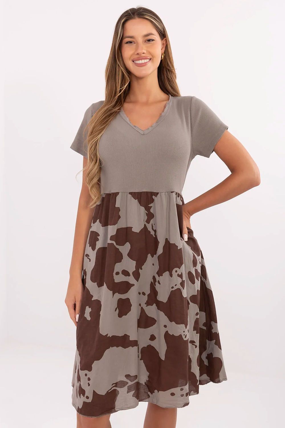 Model wearing Italy Moda's elegant knee-length dress with a flared silhouette and animal motif, perfect for summer outings and casual elegance.