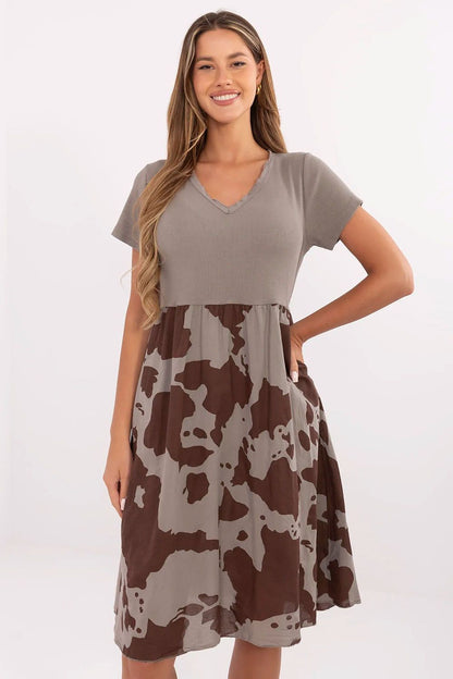Model wearing Italy Moda's elegant knee-length dress with a flared silhouette and animal motif, perfect for summer outings and casual elegance.